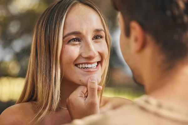 Liebe Mann Berührt Frau Kinn Für Glück Intimität Und Bindung — Stockfoto