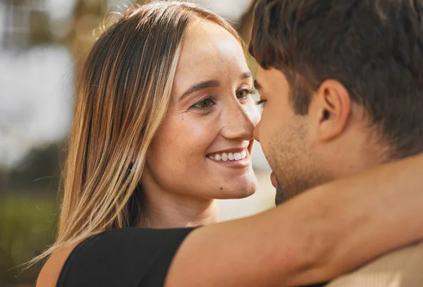 Amor Casal Abraço Com Beijo Sorriso Ligação Juntos Para Relacionamento — Fotografia de Stock