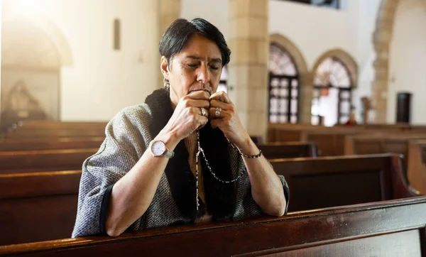 Foi Femme Âgée Église Avec Chapelet Pour Prière Adorer Dieu — Photo