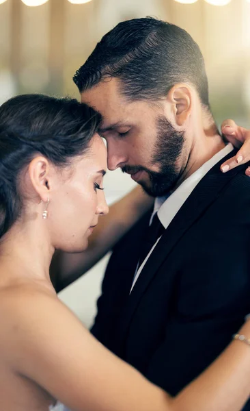 남녀가 결혼식 행사에서 포옹을 하거나 사랑의 결합을 하거나 안전의 축하를 — 스톡 사진