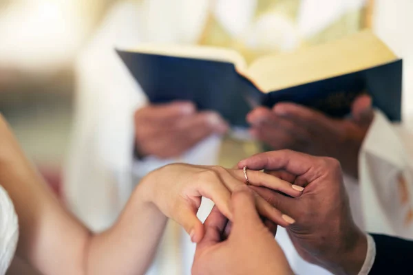 Paarhände Mit Ring Hochzeit Und Trauung Der Kirche Mit Priester — Stockfoto