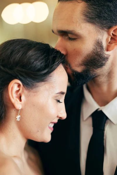 Paar Liebe Und Zuneigung Kuss Auf Der Stirn Für Liebevolle — Stockfoto