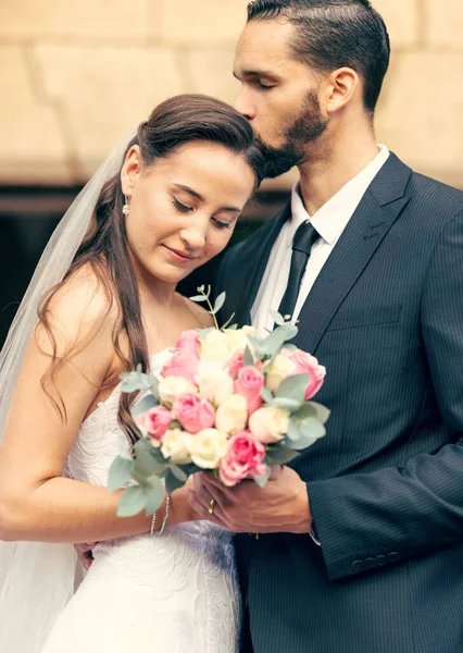 Amour Heureux Fleurs Avec Couple Sur Mariage Pour Affection Baiser — Photo