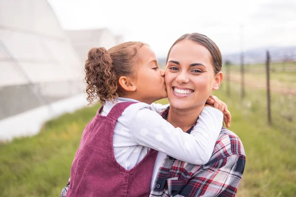 持続可能性 農業と家族の愛とケアと生態系の農場で母 キスと女の子 環境に優しい きれいなエネルギーと笑顔で緑の農業の田舎の母親と子供の肖像画 — ストック写真