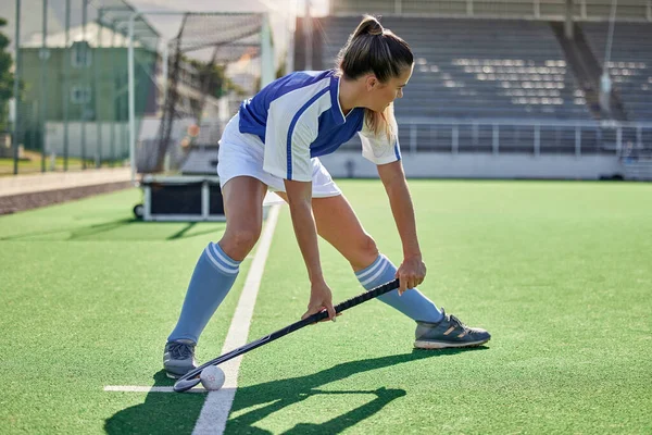 Spor Hokey Kadın Sahada Hokey Sopasıyla Topa Vurmaya Hazır Spor — Stok fotoğraf