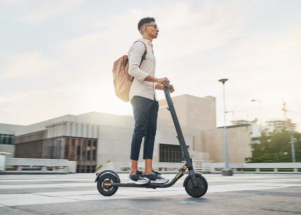 Junger Mann Rollerfahrer Und Umweltfreundlich Für Eine Emissionsfreie Zukunft Nachhaltig — Stockfoto