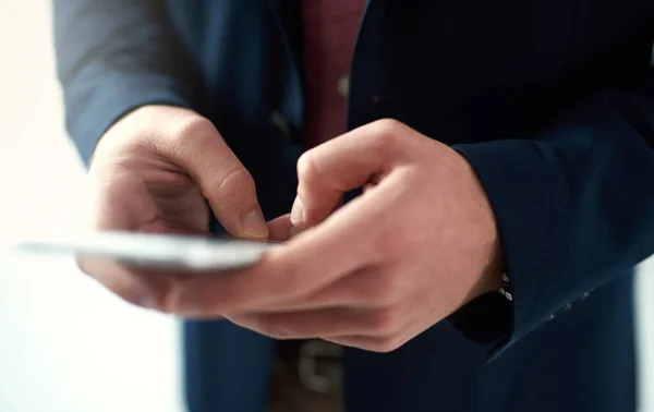 Zakelijke Connecties Maken Een Onherkenbare Zakenman Die Zijn Mobiele Telefoon — Stockfoto