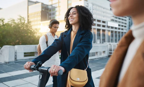 Roller Glücklich Und Geschäftsfrau Mit Transport Der Stadt Für Nachhaltigkeit — Stockfoto