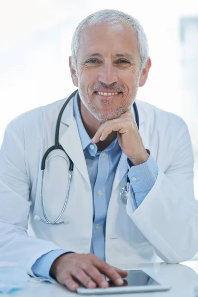 Han Säker Sin Medicinska Förmåga Porträtt Mogen Läkare Som Arbetar — Stockfoto