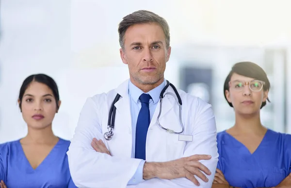 私たちはあなたの健康を非常に真剣に受け止めます 病院に一緒に立っている医療従事者のチームの肖像 — ストック写真