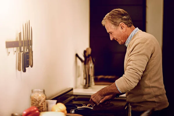 Cozinha Seu Lugar Feliz Homem Idoso Cozinhar Uma Refeição Sua — Fotografia de Stock
