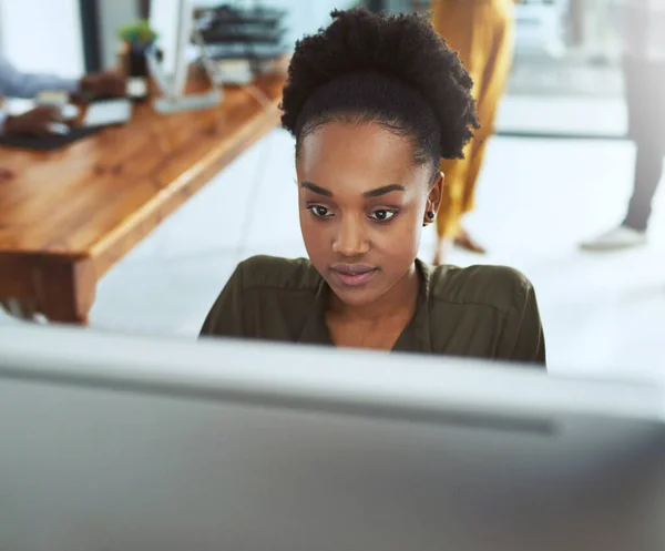 Szybsze Znajdowanie Rozwiązań Dzięki Technologii Młoda Bizneswoman Pracująca Komputerze Nowoczesnym — Zdjęcie stockowe
