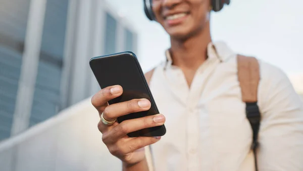 Mão Telefone Redes Sociais Com Homem Negro Negócios Digitando Uma — Fotografia de Stock