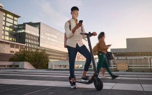 Scooter Mann Mit Smartphone Und Nachhaltigem Stadtverkehr Umweltfreundlichem Verkehr Und — Stockfoto
