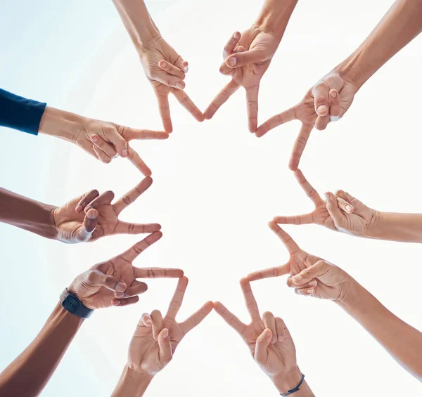 多様性 チームワーク 空の背景を持つコミュニティ チームビルディングやサポートのための星の形を持つ手 結合のための団結して指を持つ人々のグループのコラボレーション 平和とボトムビュー — ストック写真