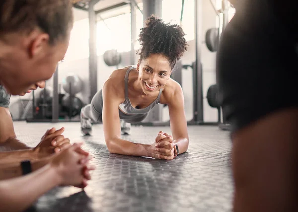 Vrolijke Zwarte Vrouw Groep Plank Sportschool Voor Gezondheid Fitness Wellness — Stockfoto
