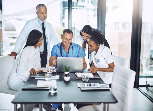Bijeenkomst Beste Praktijken Bespreken Een Groep Medische Professionals Verzameld Rond — Stockfoto