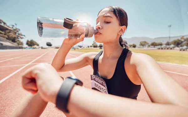 Mujer Bebiendo Agua Comprobando Reloj Inteligente Ejercicio Atletismo Entrenamiento Descanso — Foto de Stock