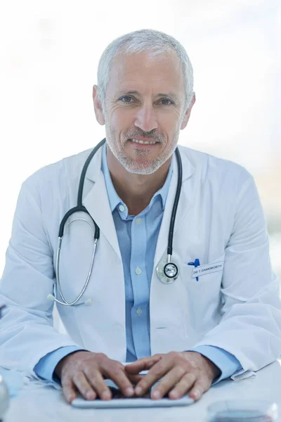 Postarám Zdraví Portrét Zralého Lékaře Pracujícího Digitálním Tabletu — Stock fotografie