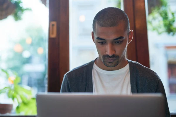 Itt Csapódik Ihlet Egy Fiatalember Dolgozik Laptopján Egy Kávézóban — Stock Fotó