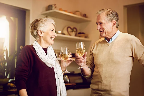 Życie Spędzone Razem Starsza Para Rozmawiająca Pijąca Wino Stojąc Razem — Zdjęcie stockowe