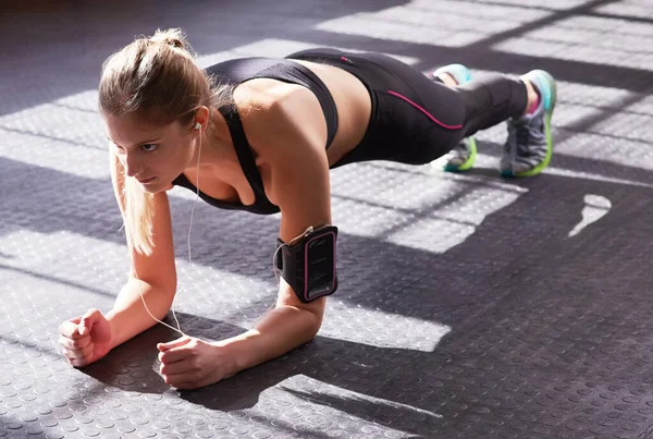 Працює Слабкість Сильніше Ядро Жінка Робить Вправи Вагу Тіла Спортзалі — стокове фото