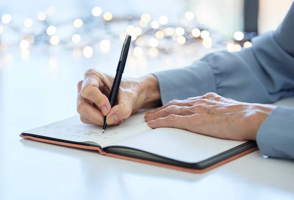Caderno Caneta Mãos Mulher Idosa Escrevendo Calendário Checklist Ideias Negócios — Fotografia de Stock