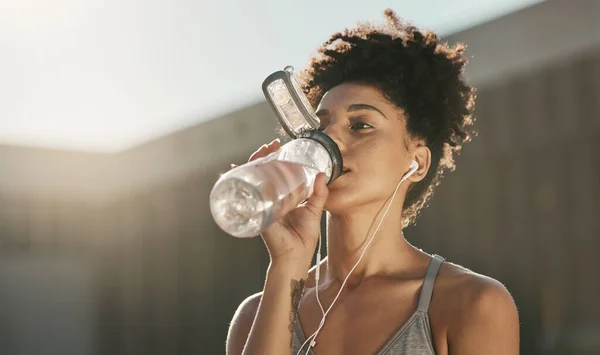 Fitness Água Potável Mulher Negra Ouvindo Música Para Motivação Treino — Fotografia de Stock