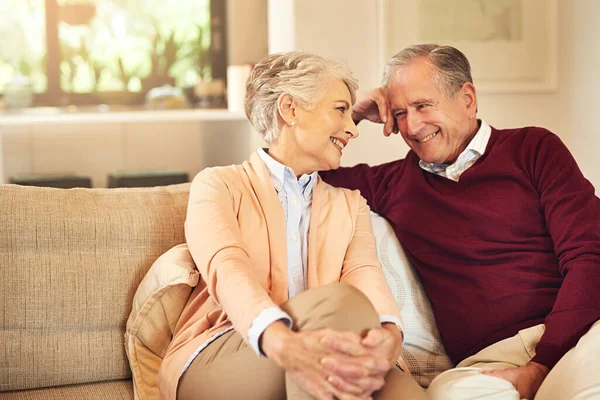 Emerytura Oznacza Więcej Czasu Dla Siebie Para Seniorów Spędzająca Razem — Zdjęcie stockowe