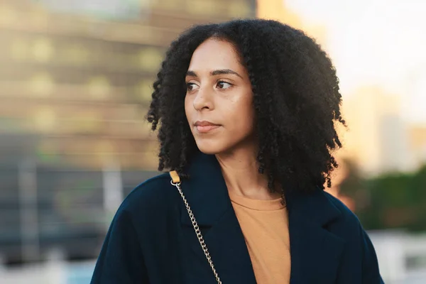 Cara Pensamento Cidade Com Uma Mulher Negra Negócios Andando Enquanto — Fotografia de Stock
