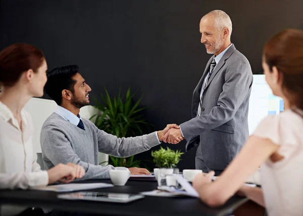 为了最终的成功 把他们的才华融合在一起 商务人员在一个现代化的办公室开会时握手 — 图库照片