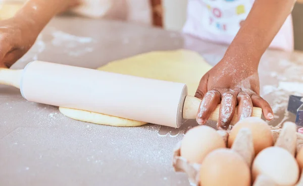 Dziecko Pieczenie Gotowanie Rękami Stole Wałkiem Pizzy Ciasta Lub Ciasta — Zdjęcie stockowe