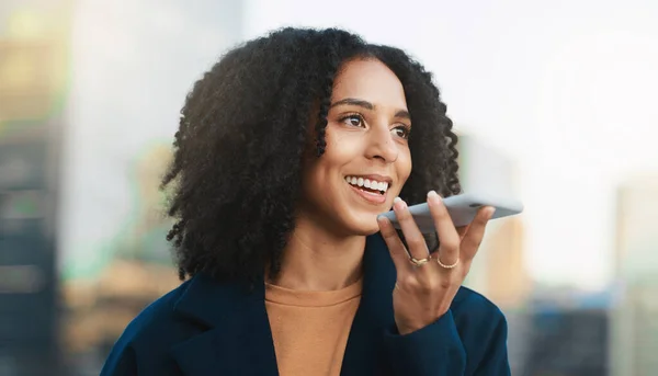 Zwarte Vrouw Met Smartphone Telefoongesprek Technologie Met Communicatie Verbinding Buiten — Stockfoto