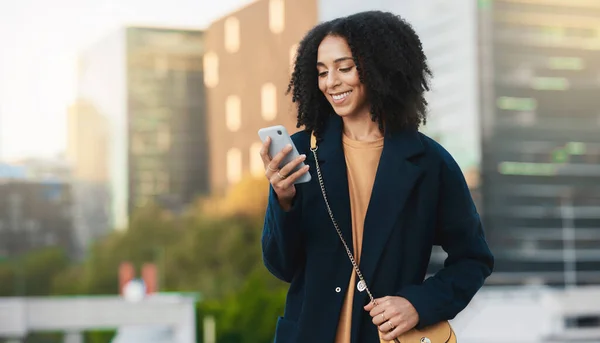 黒の女性は 携帯電話のテキストと笑顔で5Gのインターネットとウェブ上の携帯電話上の人の都市旅行 携帯電話のテキストメッセージや技術をオンラインで都市部の幸せな女性のソーシャルメディアアプリのスクロール — ストック写真