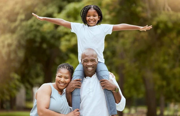 自然の中で幸せな黒人家族の肖像画は 公園で一緒に自由 健康と平和の絆をリラックスさせます お母さん お父さん お子さんは空飛ぶこと 抱きつくこと 遊ぶことが大好きです — ストック写真