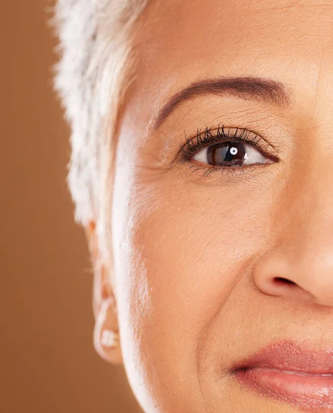 Pielęgnacja Skóry Oko Uroda Starszej Kobiety Pracowni Kosmetycznej Kosmetycznej Dermatologicznej — Zdjęcie stockowe