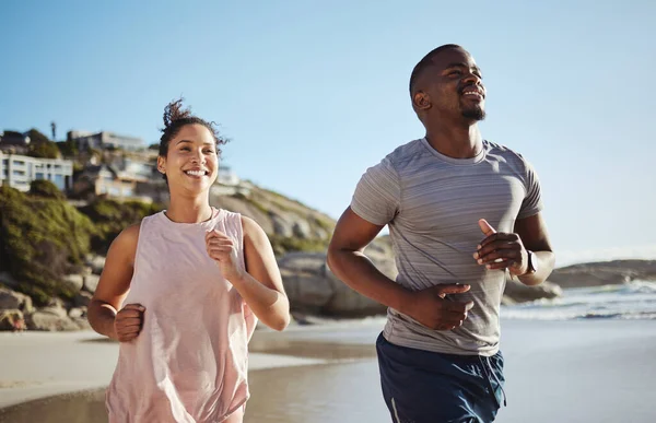 海滩和跑步的黑人夫妇培训 锻炼和锻炼 以促进心血管健康和自由 跑步者和非洲女人都喜欢和健康的伴侣一起做运动 — 图库照片