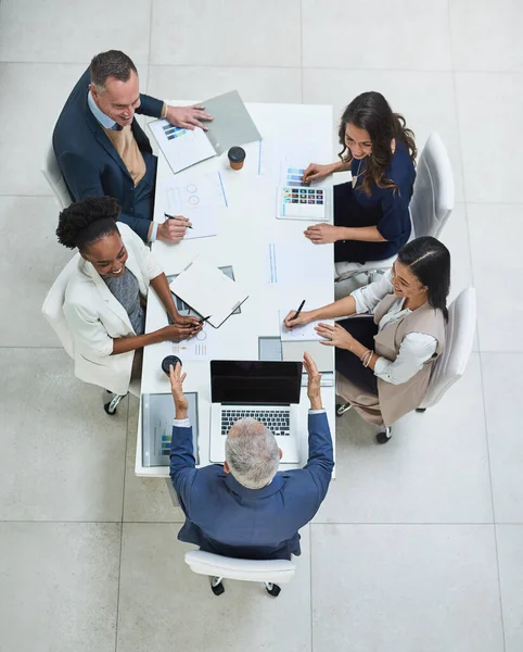 Birlikte Ilerleme Kaydediyoruz Adamlarının Modern Bir Ofiste Toplantı Yaparken Yüksek — Stok fotoğraf