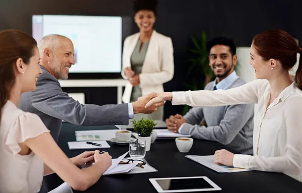 製造の成功 近代的なオフィスで会議中に握手をするビジネスマンは — ストック写真