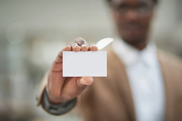 Liga Quando Quiseres Empresário Não Identificável Segurando Cartão Visita Branco — Fotografia de Stock