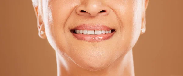 Zęby Dentystka Starsza Kobieta Studiu Odizolowana Brązowym Tle Pielęgnacja Jamy — Zdjęcie stockowe