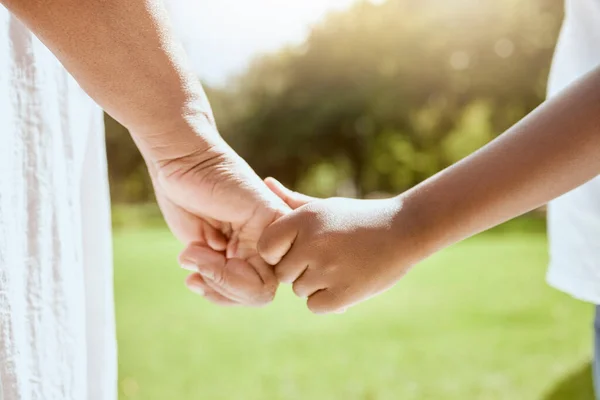 Πάρκο Την Οικογένεια Και Τους Γονείς Κρατώντας Χέρι Παιδί Συγκόλληση — Φωτογραφία Αρχείου