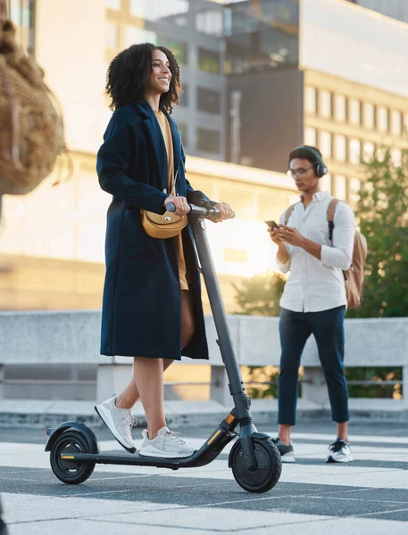 Scooter Ciudad Mujer Negocios Trabajar Con Vehículo Eléctrico Una Calle — Foto de Stock