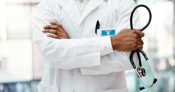 Opieka Zdrowotna Szpital Ręce Lekarza Stetoskopem Stojące Klinice Skrzyżowanymi Ramionami — Zdjęcie stockowe