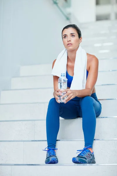 Time Change Workout Routine Thoughtful Young Woman Sitting Stairs Her — Stock Photo, Image