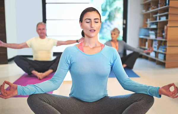 Libérez Votre Corps Toute Tension Instructeur Yoga Guidant Couple Personnes — Photo