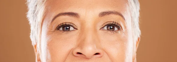Ομορφιά Μάτια Και Ηλικιωμένη Γυναίκα Στο Στούντιο Για Περιποίηση Δέρματος — Φωτογραφία Αρχείου