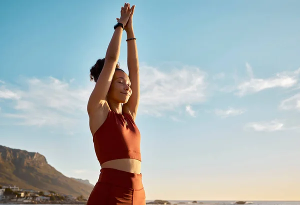 黑人妇女 瑜伽祈祷手和冥想健康的海滩 快乐的禅女 精神健康的呼吸和精神健康的专注力克能量或放松普拉提在自然界中的锻炼 — 图库照片