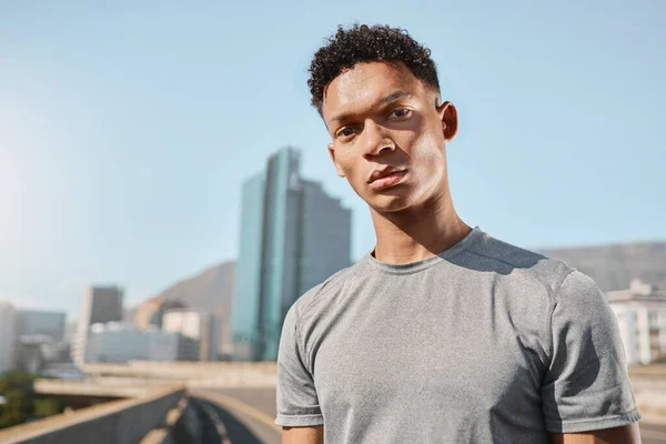 Genç Siyah Adam Portre Köprüde Binalar Gökyüzü Şehir Koşmak Için — Stok fotoğraf