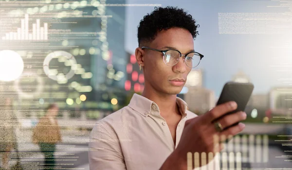 携帯電話 デジタル世界の情報を管理するために彼の携帯電話を使用してビジネス黒人男性とのデータ 町の5Gモバイル技術を使用して男性開発者との財務 ソフトウェア プログラミング — ストック写真